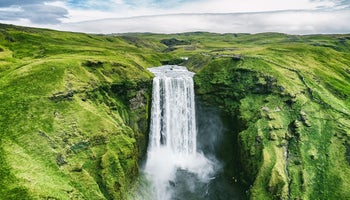 Chute d'eau de Skogafoss lors d'une journée d'été en Islande.