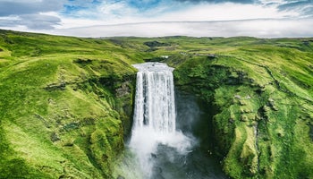 Chute d'eau de Skogafoss lors d'une journée d'été en Islande.