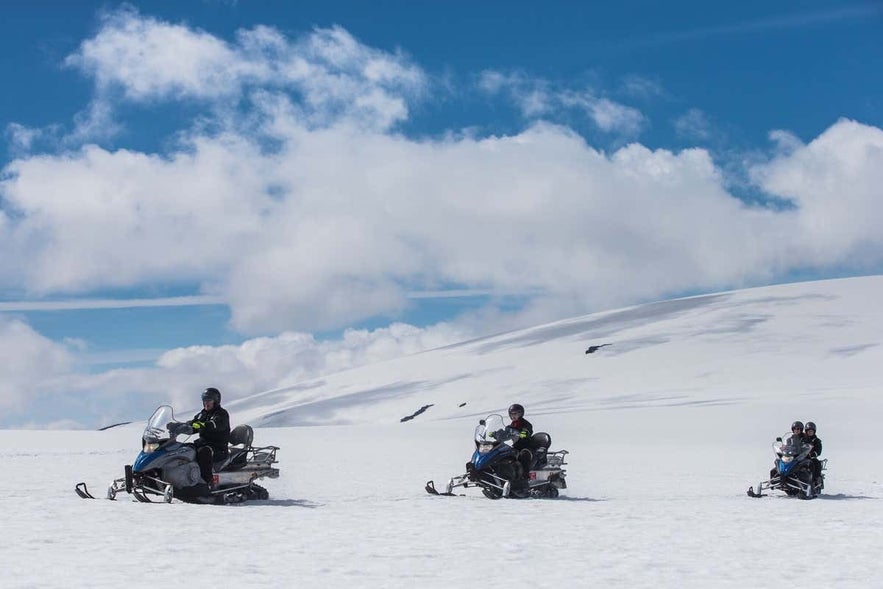 Sneeuwscooteren op de Langjokull-gletsjer