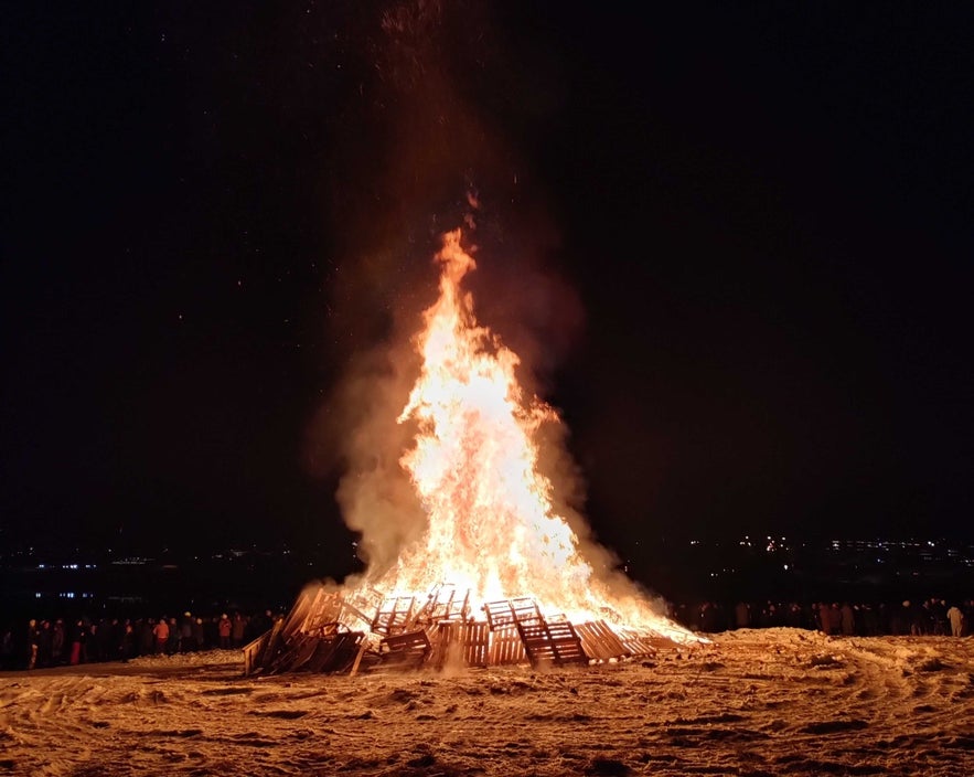 Viele Einheimische besuchen am letzten Weihnachtstag Lagerfeuer