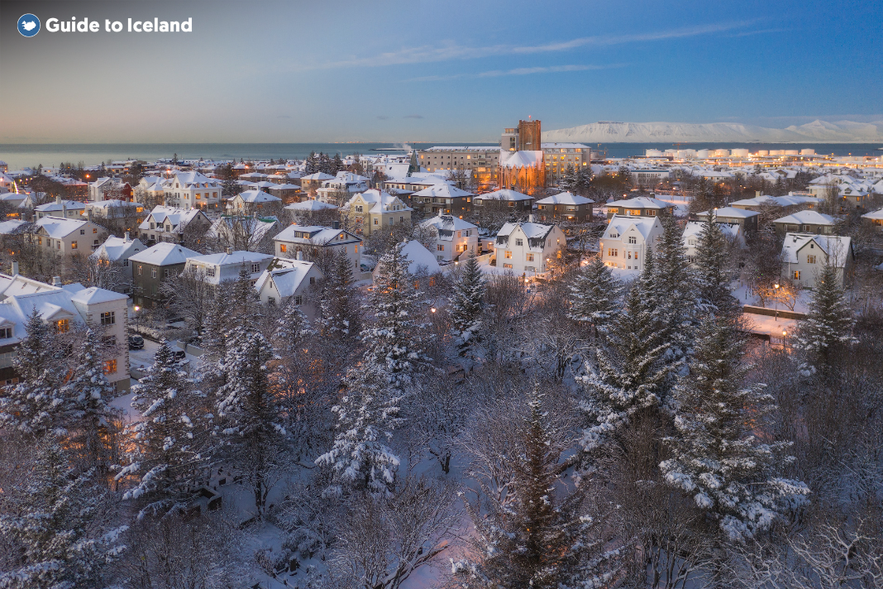 Reikiavik se viste de nieve en enero.