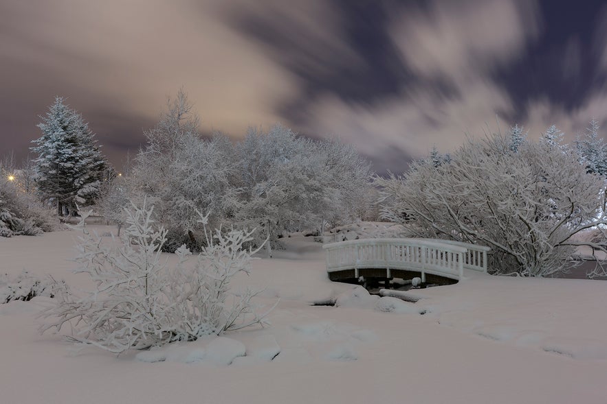 In februari is het nog donker en besneeuwd in IJsland