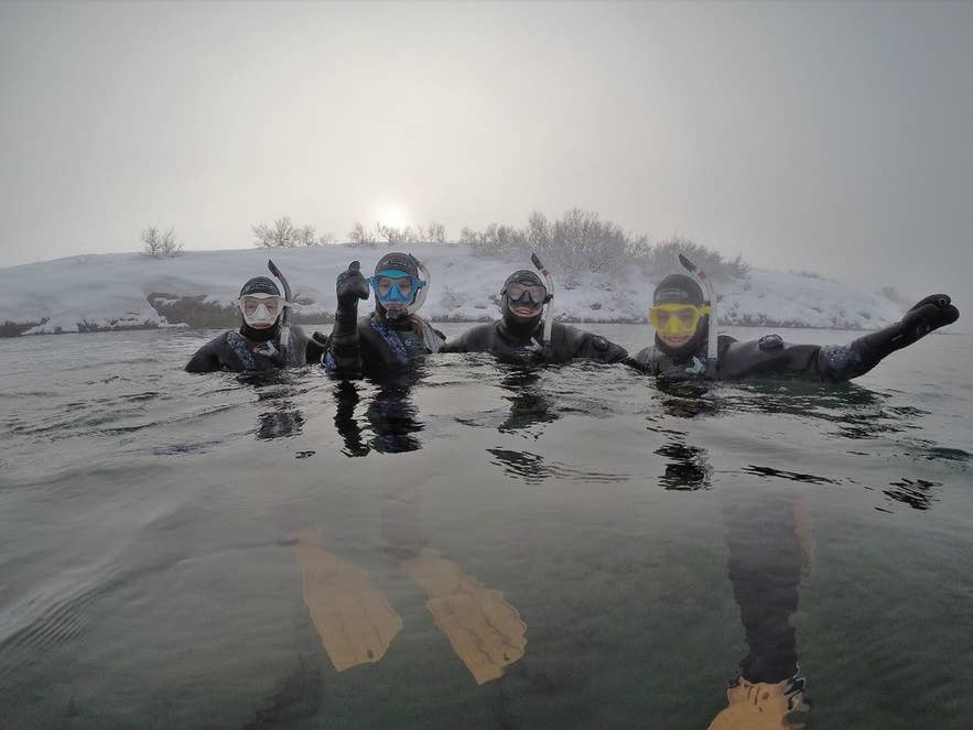 Gruppo che fa snorkeling nelle acque gelide di Silfra, un’attività unica da provare in Islanda a febbraio