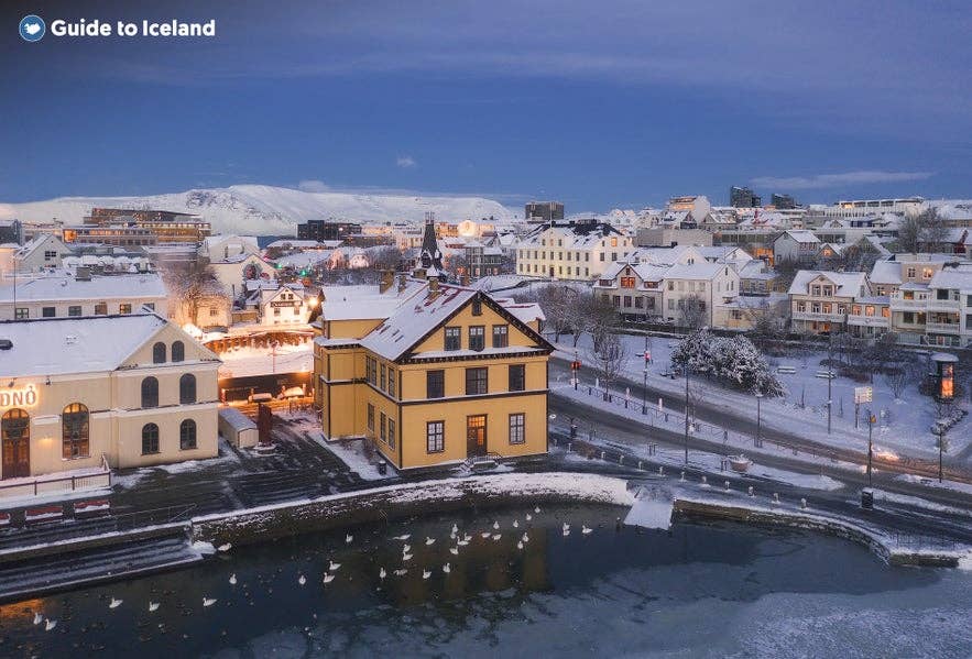 Reykjavik coperta di neve fresca presso il lago Tjornin, che mostra l’atmosfera accogliente della città a febbraio