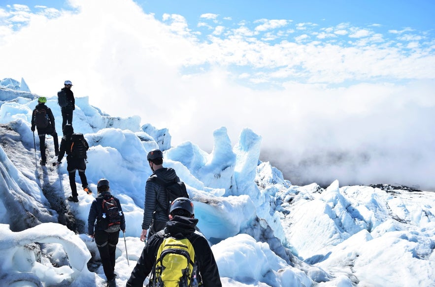 Bei einer Gletscherwanderung wirst du unglaubliche Eisformationen sehen.