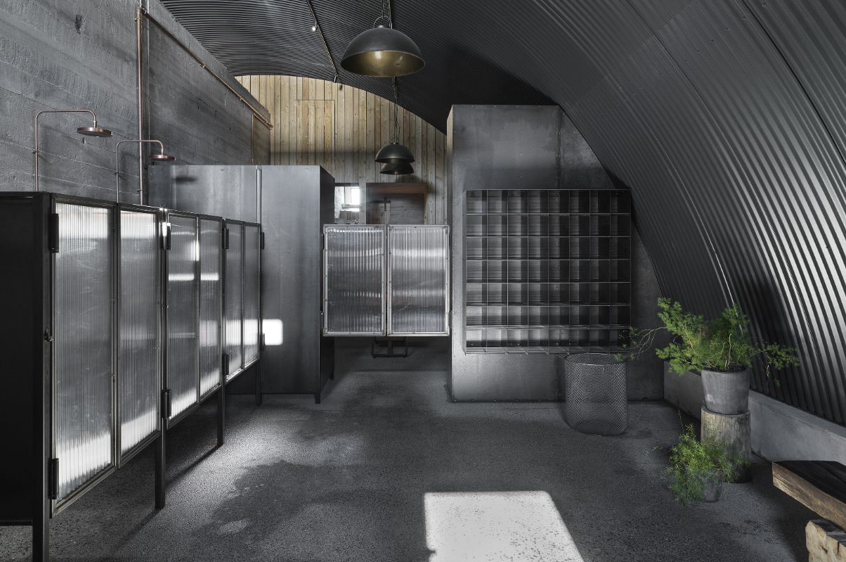 レイキャビクの近代的な公共プールの更衣室。現地のマナーとエチケットを紹介。