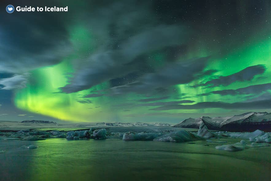 Северное сияние над ледниковой лагуной Йокульсарлон: советы по сезонному планированию и рекомендации по наблюдению для путешествия по Исландии.