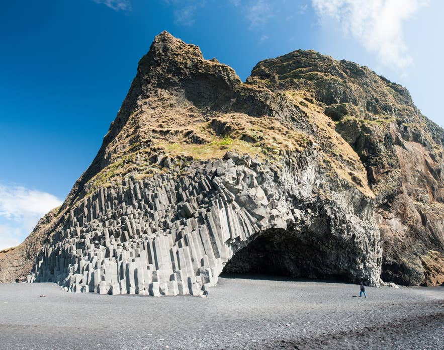 Reynisfjara-grotten kan være farlig på grund af stenfald.