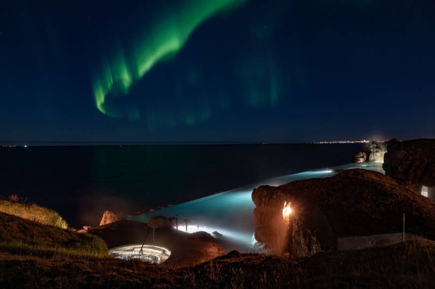 Het noorderlicht danst boven de Sky Lagoon in Reykjavik