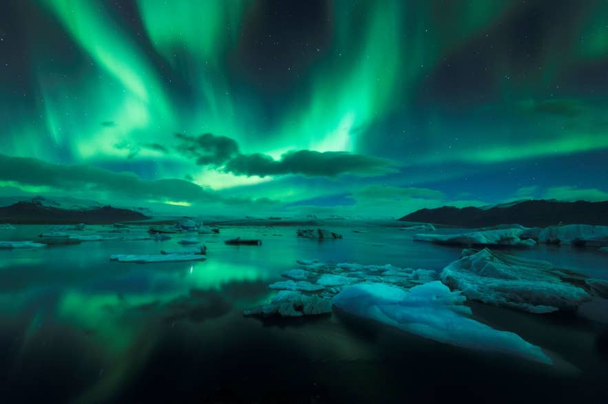 La laguna glaciale Jokulsarlon è splendida con l’aurora boreale