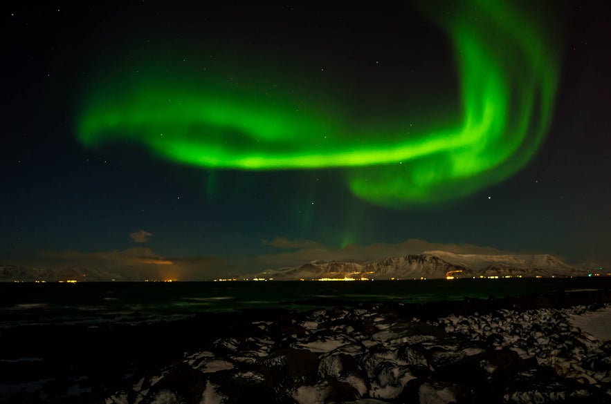 Puoi vedere l'aurora boreale su Reykjavik quando l'attività è intensa