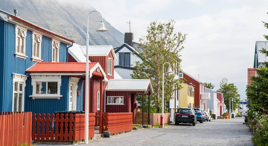 Kolorowe domy w Isafjordur na Fiordach Zachodnich Islandii, urokliwe miasteczko rybackie i jedno z najlepszych miejsc na nocleg.
