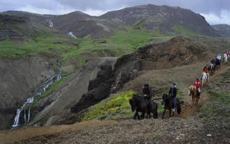 Une randonnée à cheval en Islande vous permet de découvrir des rivières et des paysages incroyables.