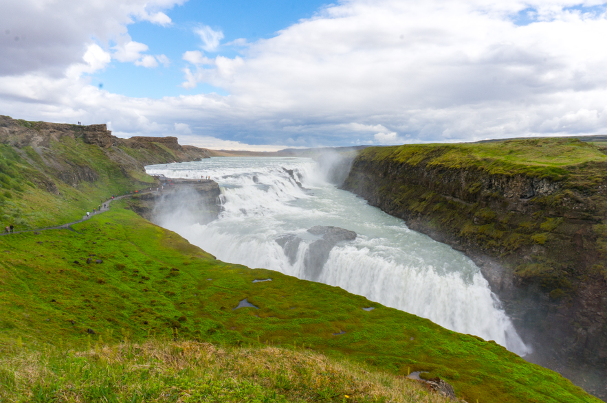 Wodospad Gullfoss składa się z dwóch kaskad.