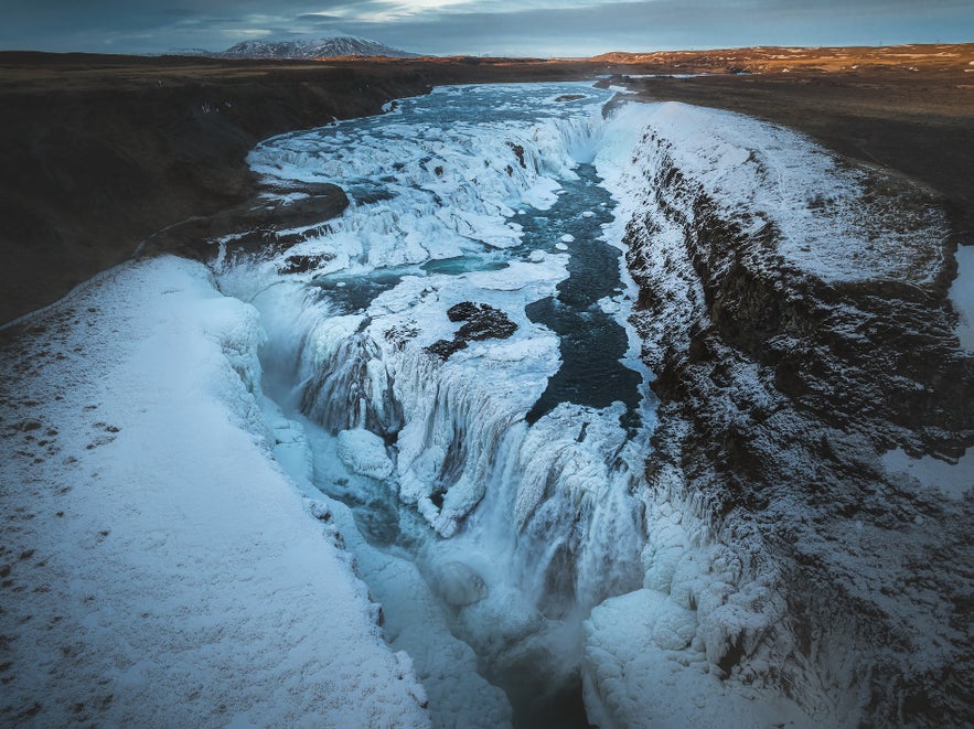 Zimą wodospad Gullfoss na Islandii jest oszałamiający.