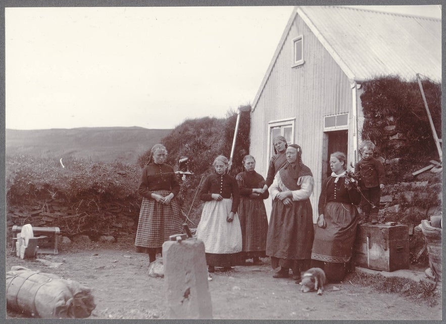 The family of Sigríður Tómassdóttir at the Brattholt family farm