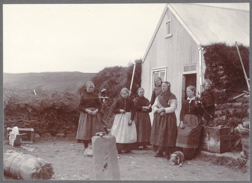Rodzina Sigríður Tómassdóttir w gospodarstwie rodziny Brattholt.