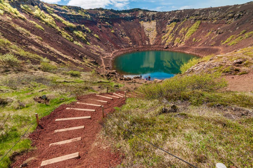 凯瑞斯是冰岛一座极为壮观的火山口湖，常被视为黄金圈延伸体验的一部分。