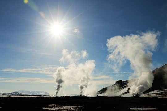 Family-Friendly 2-Day Northern Lights Tour in Lake Myvatn with Transfer from Akureyri