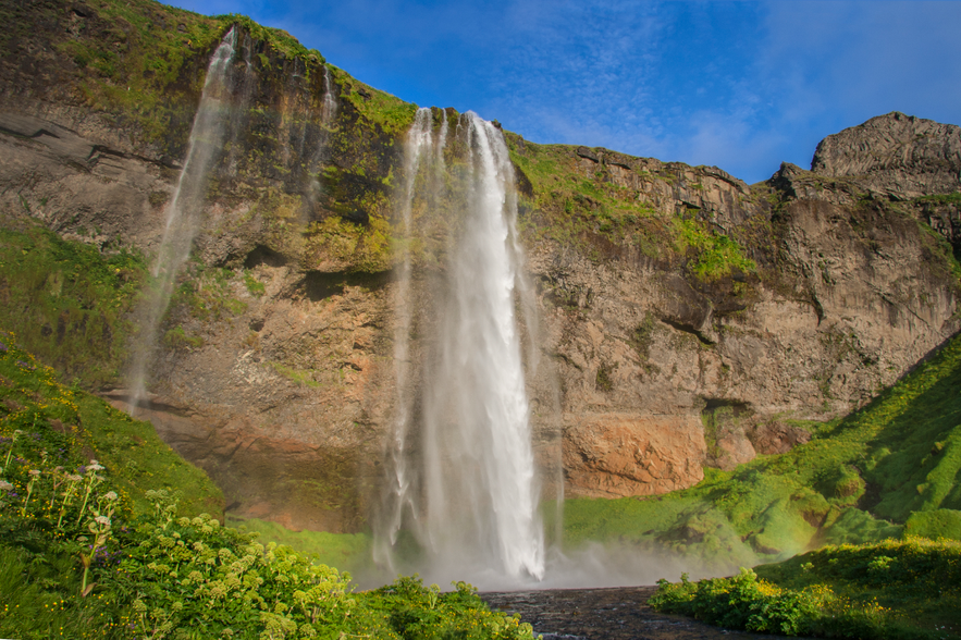 Seljalandsfoss-vandfaldet kan ses fra distancen.
