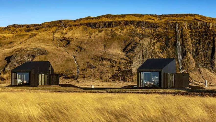 Seljalandsfoss Horizons Lodges med fjell og fossefall i bakgrunnen på Islands sørkyst