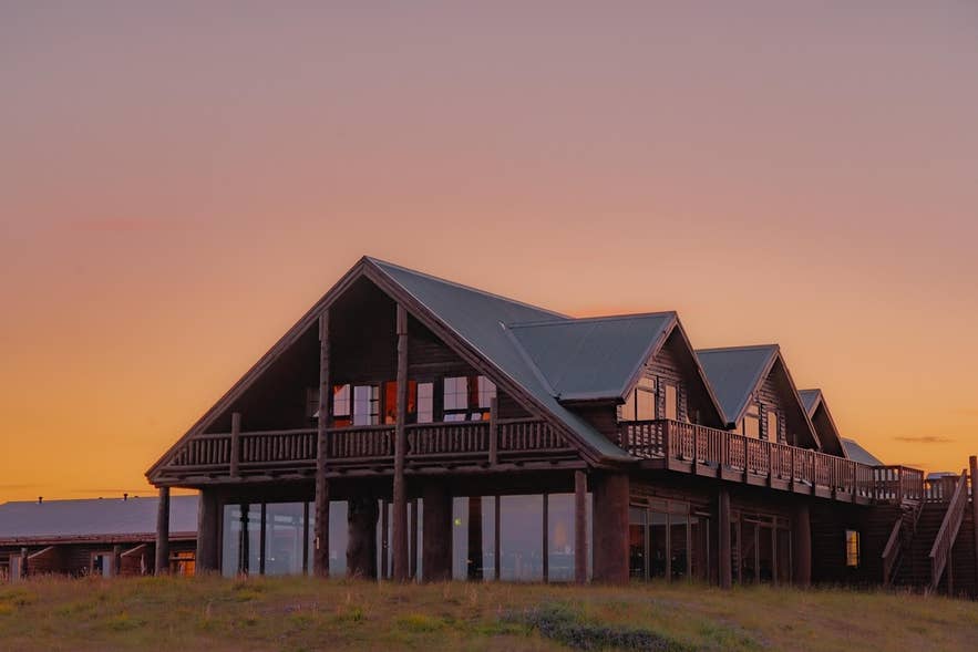 Hotel Ranga luksuriøs lodge på landsbygda ved solnedgang på Islands sørkyst
