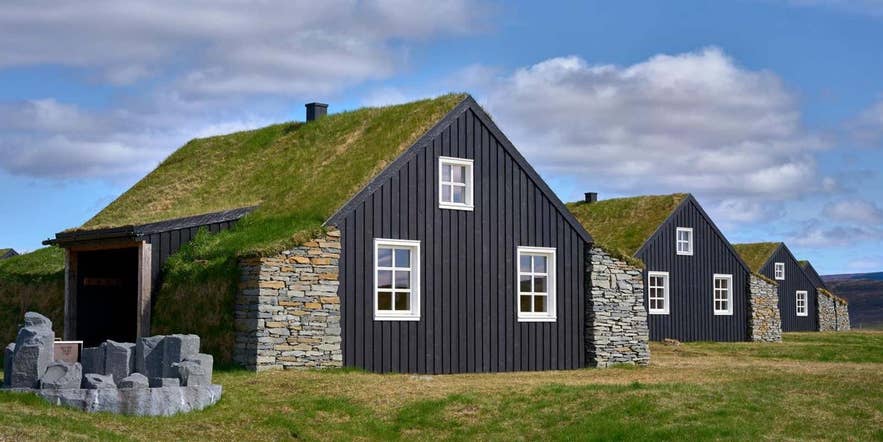 Accommodaties met grasdak aan de Golden Circle in IJsland, een schilderachtige verblijfplaats dicht bij de Gullfoss-waterval. Accommodaties met grasdak aan de Golden Circle in IJsland, een schilderachtige verblijfplaats dicht bij de Gullfoss-waterval.