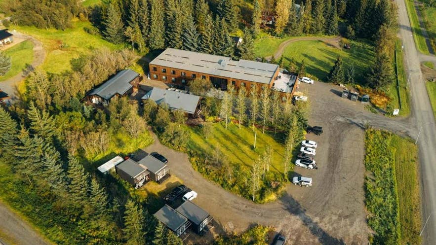 Vue aérienne du Blue Hotel Fagrilundur, niché au cœur d'une forêt paisible près de la ferme de tomates Fridheimar.