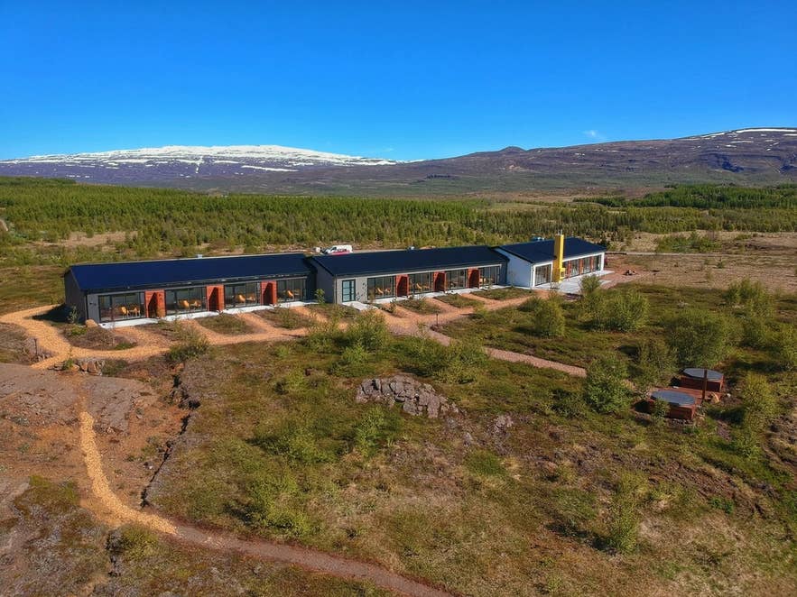 Hotel 1001 Nótt bij de Stuðlagil-kloof, een sfeervolle accommodatie in Oost-IJsland met uitzicht op het bos, bergen en privébuitenbaden. Hotel 1001 Nótt bij de Stuðlagil-kloof, een sfeervolle accommodatie in Oost-IJsland met uitzicht op het bos, bergen en privébuitenbaden.