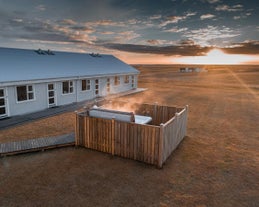 Hotel Vos has a hot tub overlooking nature.