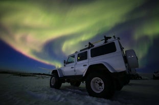 Jaga norrskenet i den isländska vildmarken med denna exklusiva privata Super Jeep-tur.