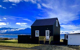 Vellir Grenivik huis met uitzicht en bergen op de achtergrond.
