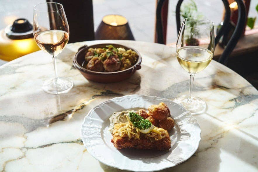 Hressó propose de délicieux plats islandais dans un cadre chaleureux.