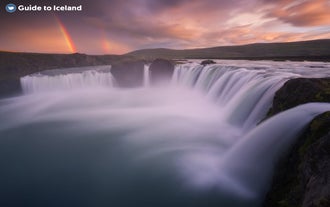 La puissante Godafoss est l'une des cascades les plus emblématiques et les plus importantes sur le plan historique en Islande.