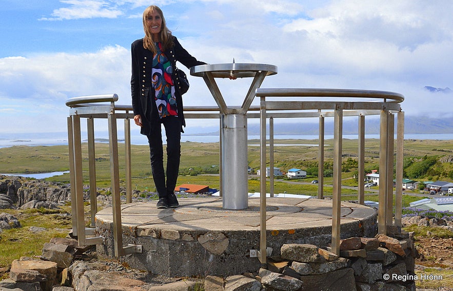 Regína by the view-dial at Bóndavarða in Djúpivogur