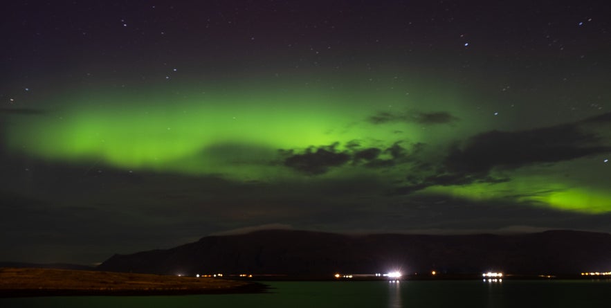 Lange Belichtungszeit lassen die nordlichter eher wie ein Schleier wirken