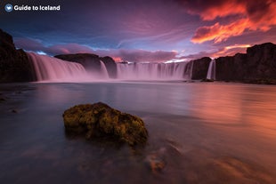 La cascada Godafoss, en el Norte de Islandia, es una formación natural impresionante.