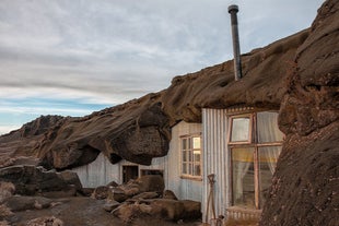 Een kijkje op de gevel van de 'Cave People' woning in Laugarvatnshellar.
