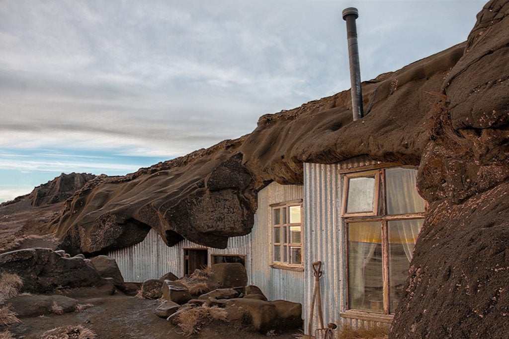 Ein genauerer Blick auf die Fassade der Behausung der „Cave People“ in Laugarvatnshellar.