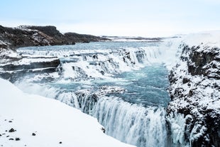 Gullfoss vattenfall ser extra magiskt ut under vintern.