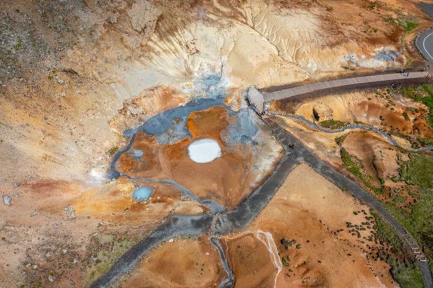 从空中俯瞰冰岛古纳威尔热泉地热区的蒸汽喷口和火山地貌。