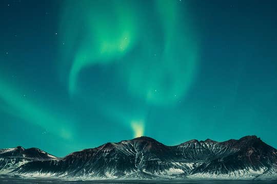 Private 4-Hour Northern Lights Tour with Hot Chocolate, Donuts & Icelandic Beer from Reykjavik