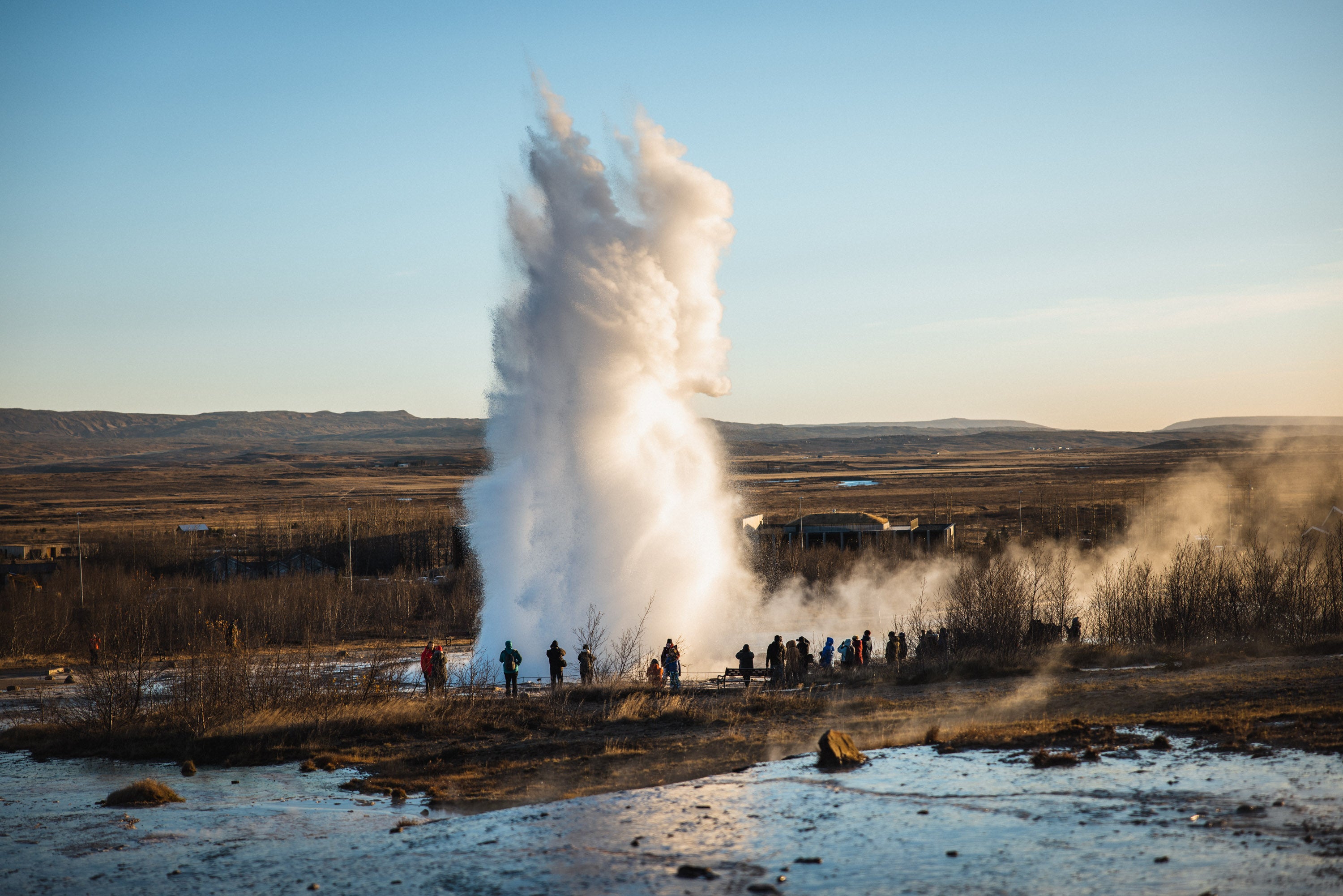 Ett av stoppen på Gyllene Cirkeln-rutten är det imponerande Geysir-området.