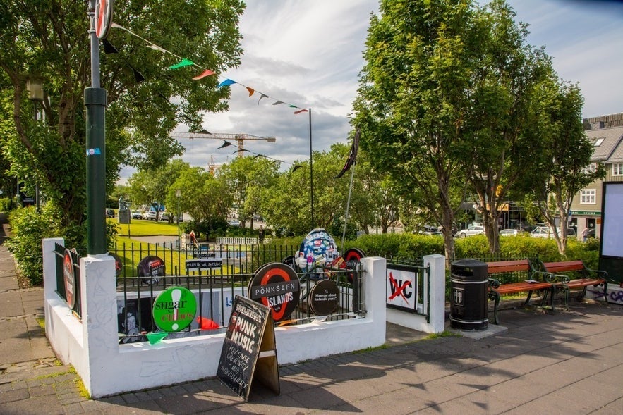 ทางเข้าพิพิธภัณฑ์พังก์ที่ตั้งอยู่ในห้องน้ำสาธารณะเก่าบนถนน Laugavegur เมืองเรคยาวิก