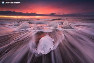 Der Diamond Beach ist ein schwarzer Sandstrand in Südisland, an dem Eisberge an Land gespült wurden.