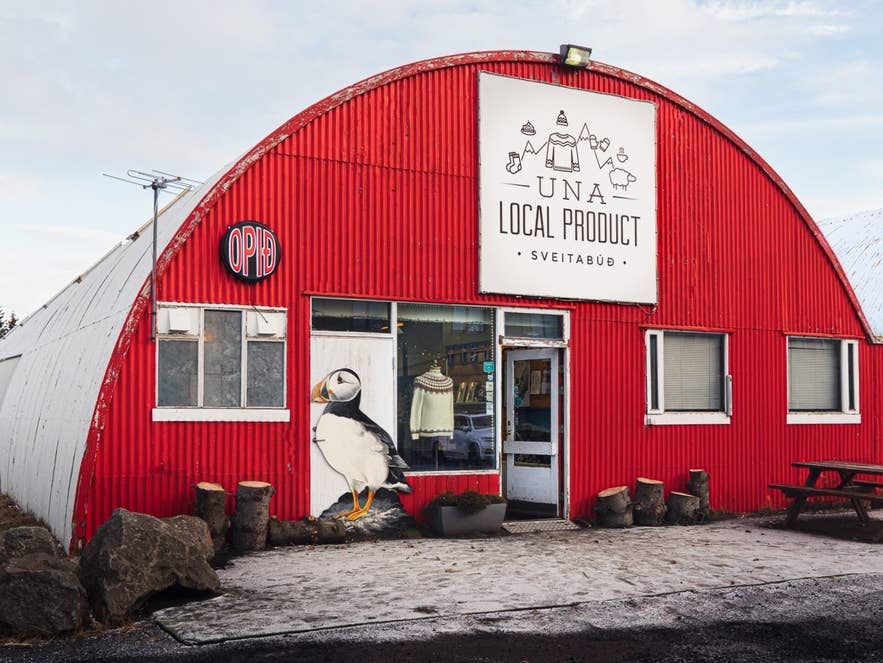アイスランド南海岸の赤い建物UNAローカルプロダクト店。手作りクラフトやウール製品が並ぶ