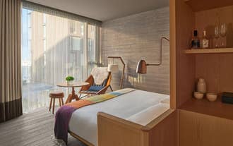 Les chambres King size du Reykjavik EDITION sont parfaites pour les couples.
