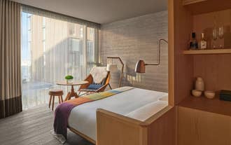 Les chambres King size du Reykjavik EDITION sont parfaites pour les couples.