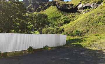 Vik Inn—冰岛南部旅馆外是一座小山。