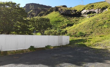 Vik Inn - South Icelandの外観。小さな山が隣接しています。